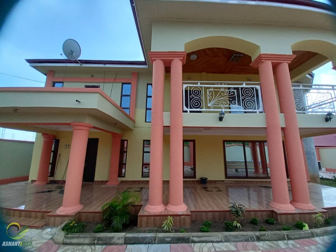 7 bedroom house for sale at Anwomaso.